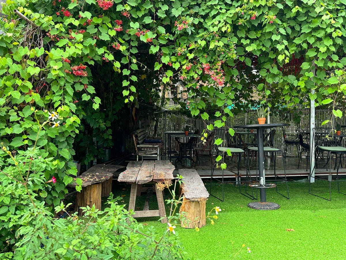 Hẻm nhỏ và hoàng hôn trên mặt nước