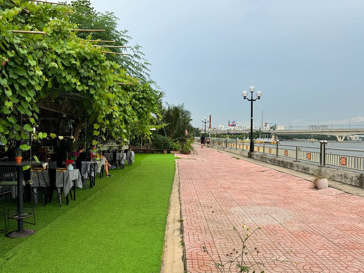 Hẻm nhỏ và hoàng hôn trên mặt nước