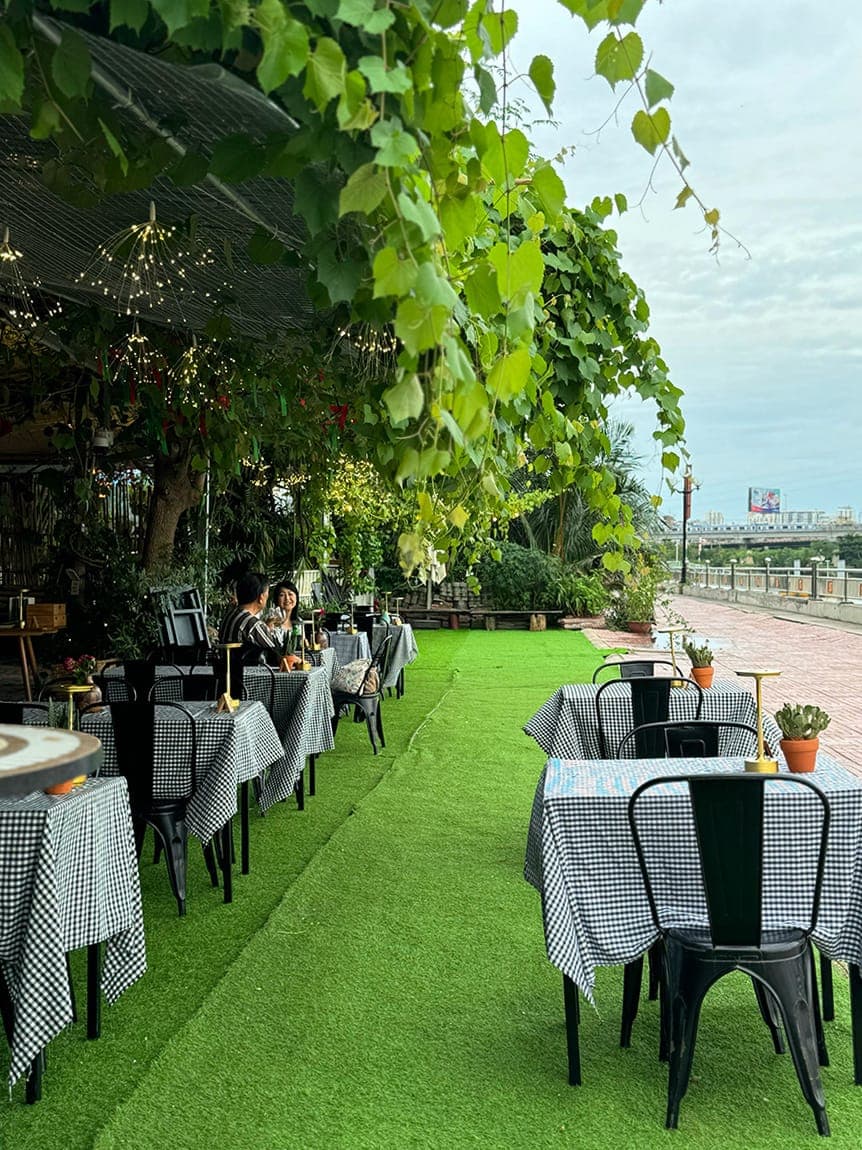 Hẻm nhỏ và hoàng hôn trên mặt nước