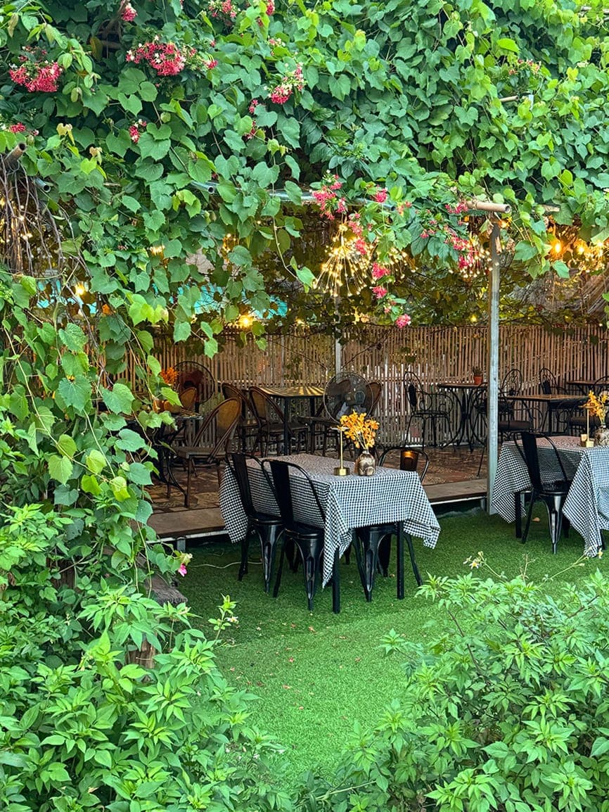 Hẻm nhỏ và hoàng hôn trên mặt nước