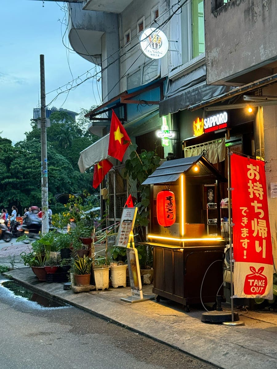 Góc Sài Gòn và một Ginza lặng lẽ