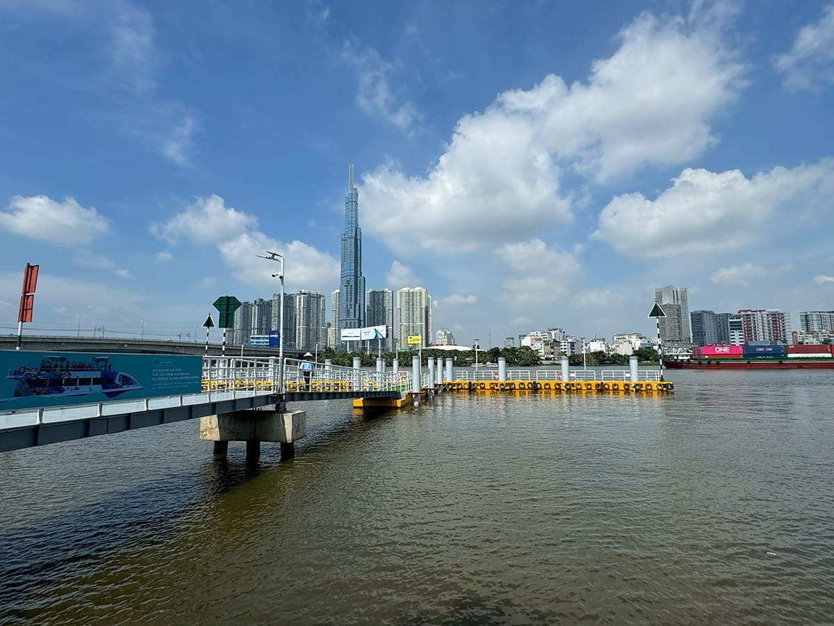 Trôi giữa hai bán đảo phù hoa