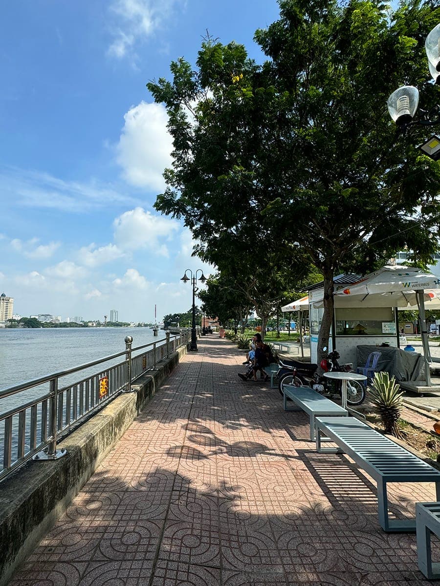 Trôi giữa hai bán đảo phù hoa