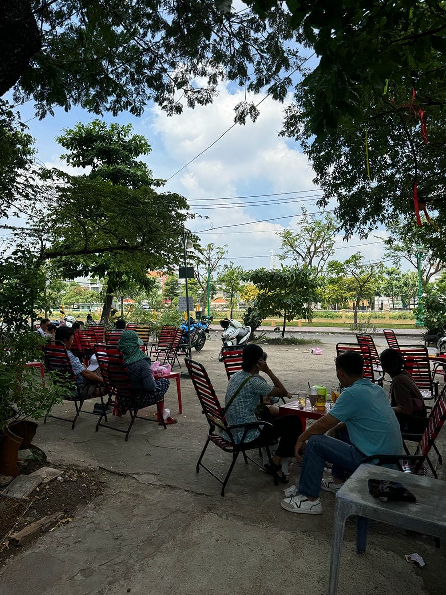 Trôi giữa hai bán đảo phù hoa