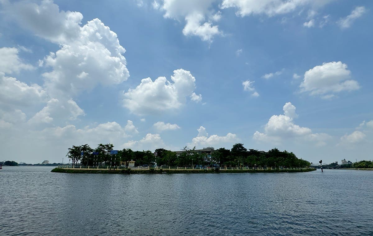 Trôi giữa hai bán đảo phù hoa
