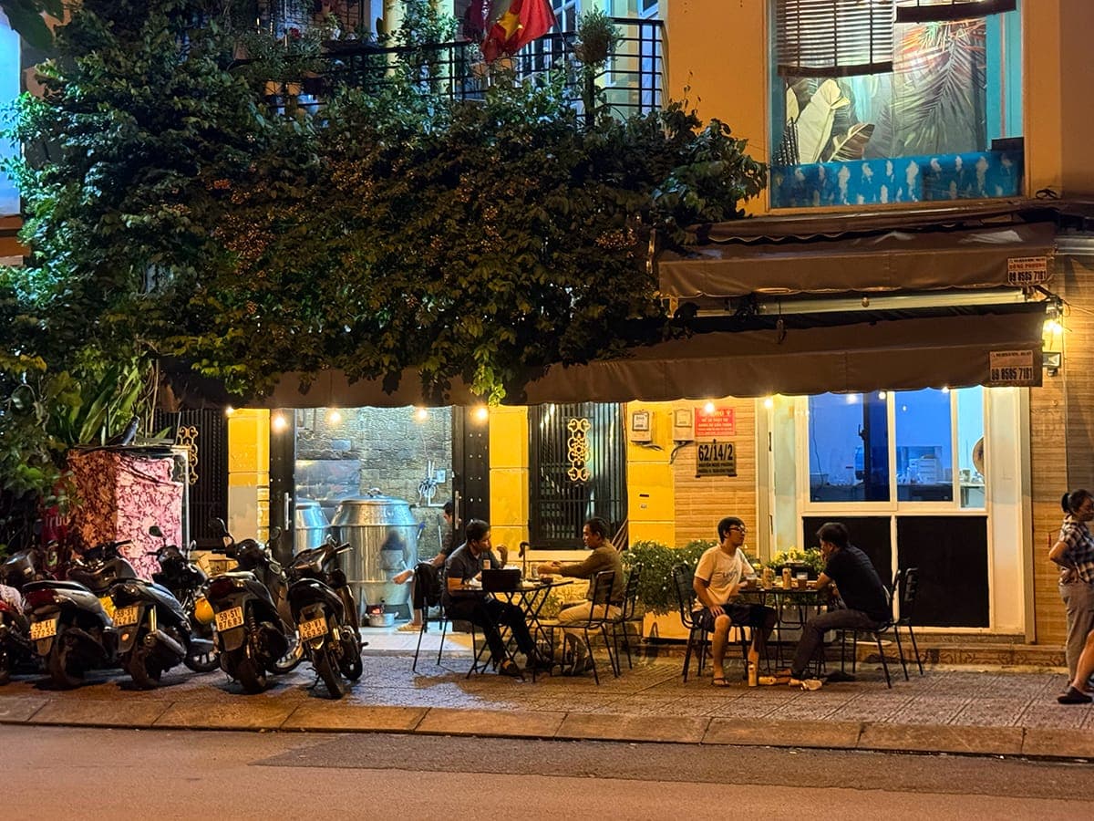 Góc Sài Gòn và một Ginza lặng lẽ