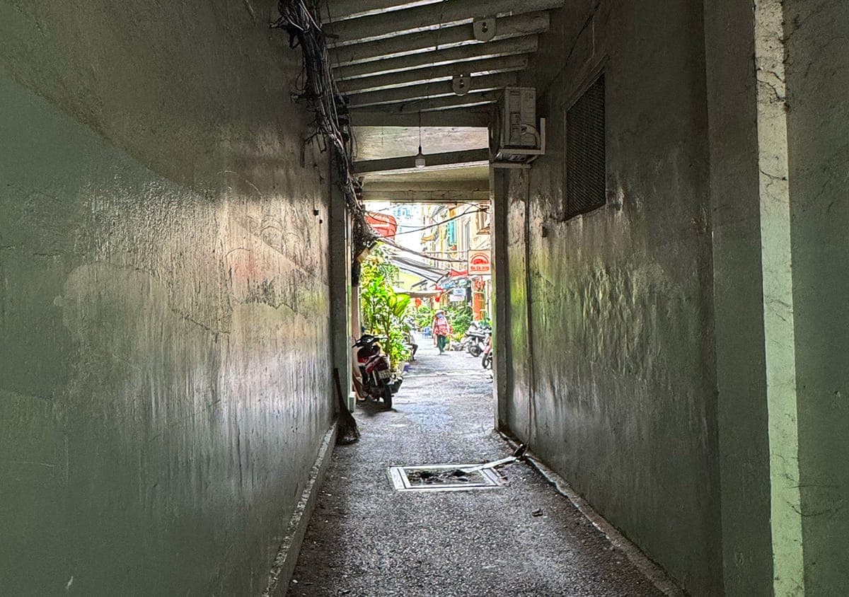 Ghé vào hang nhỏ ở trung tâm