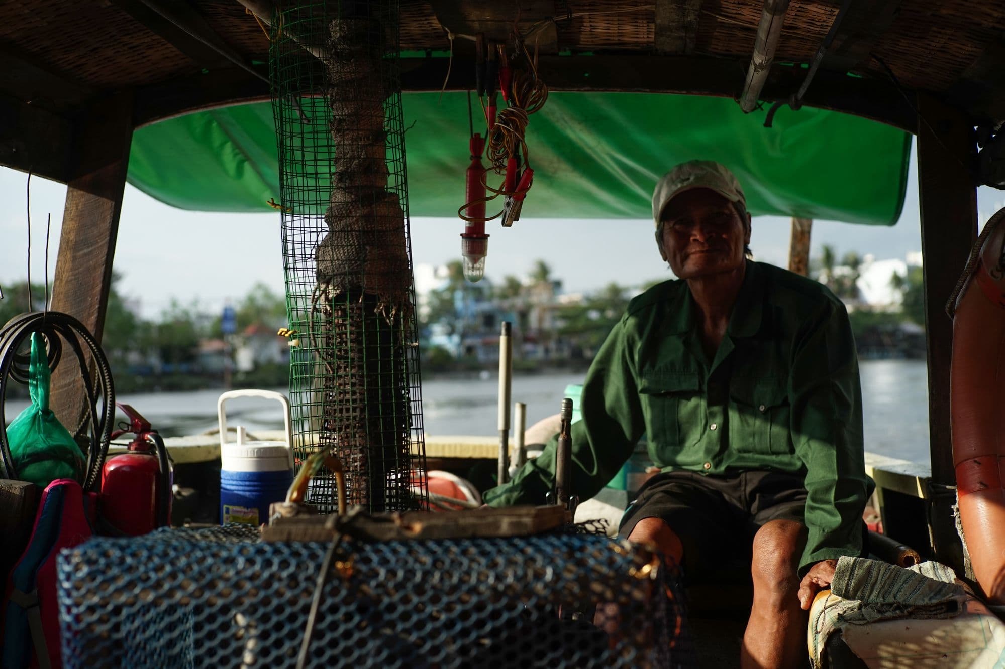 Hero Image of Đi thuyền qua đình Bình Đông