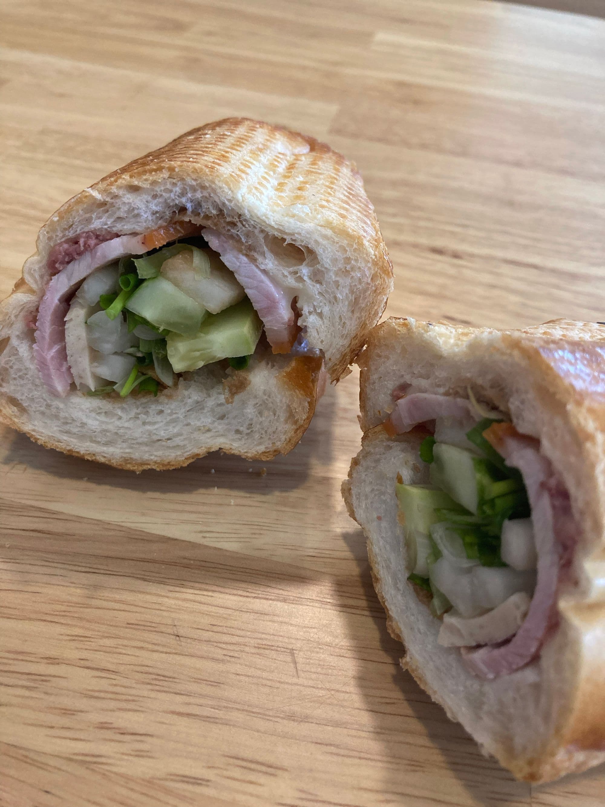 Hero Image of Con đường nhỏ và drama bánh mì thịt