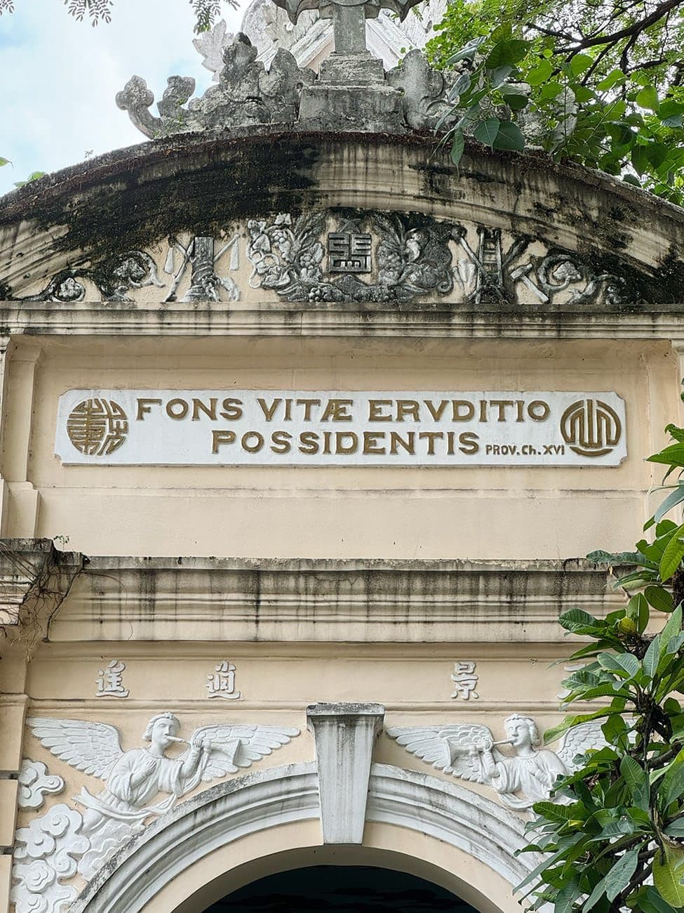 Hero Image of Hai lăng mộ điêu tàn của hai học giả lỗi lạc