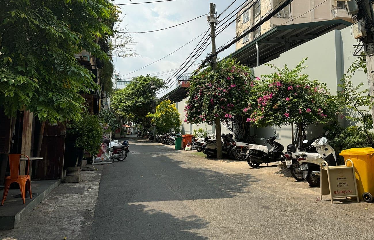 Hero Image of Luôn có gì đó trong một con hẻm bình thường