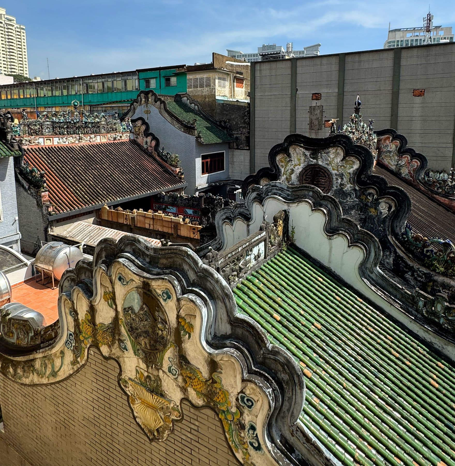 Hero Image of Mũ quan, hẻm lạnh và đường cong cổ điển