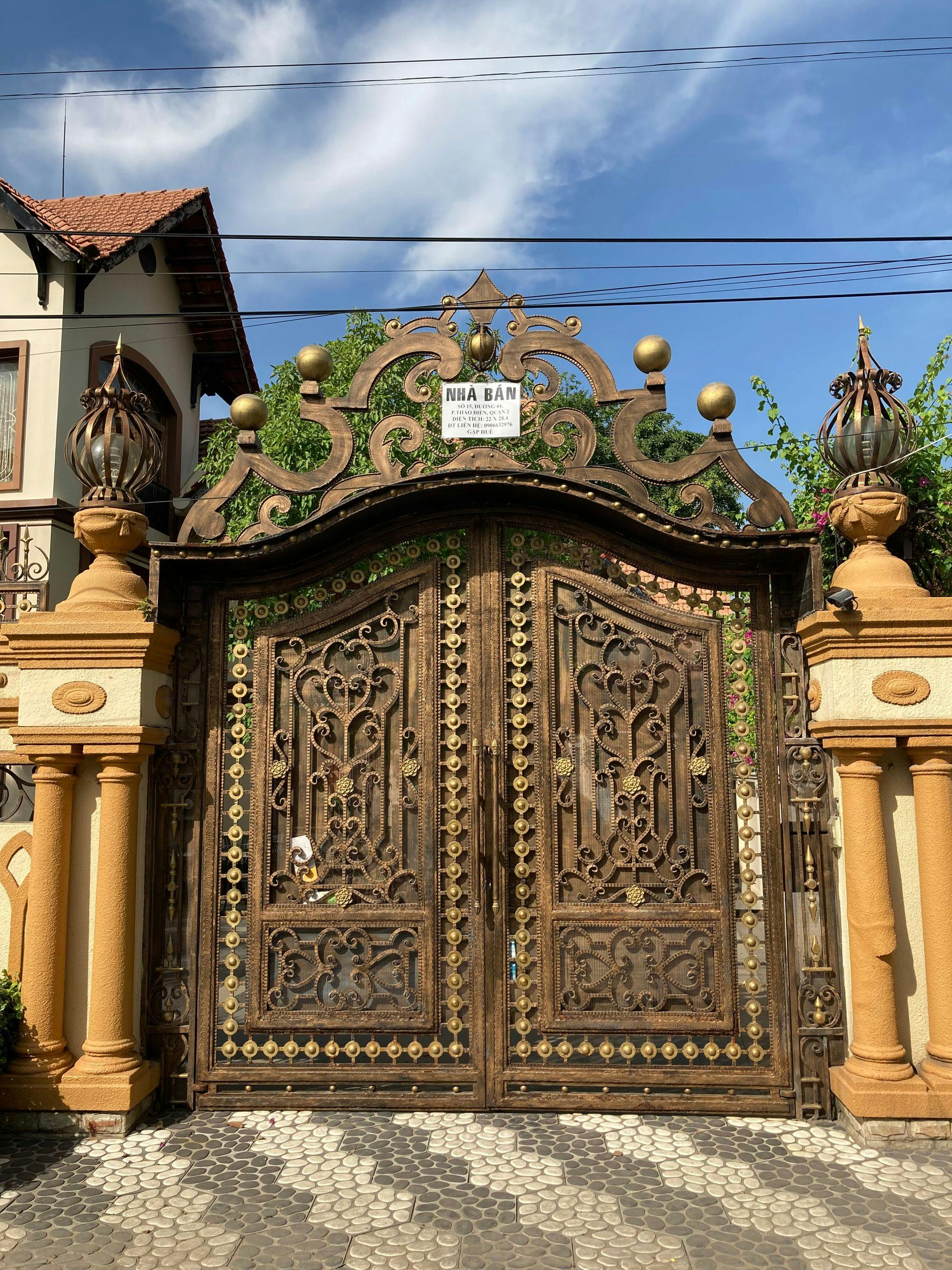 Những cánh cổng và chủ ngôi nhà