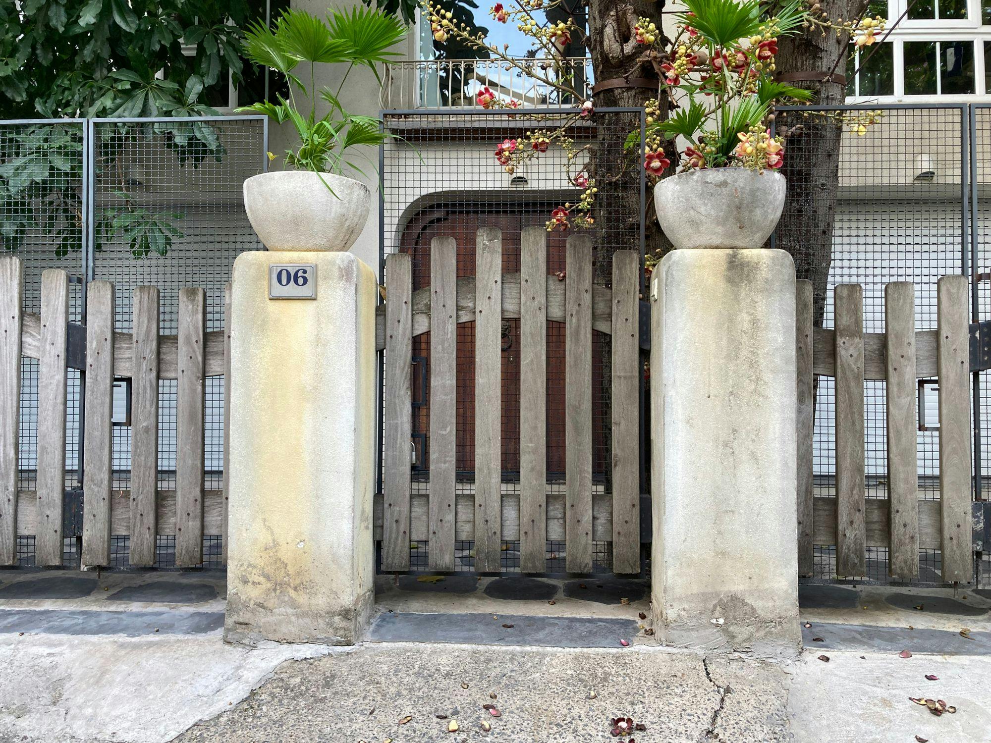 Những cánh cổng và chủ ngôi nhà